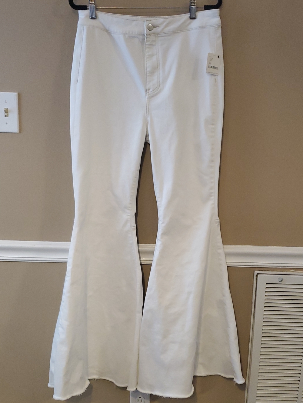 Free People Just Float On Flare Jeans In Winter White Size 31 NWT'S - Picture 3 of 15